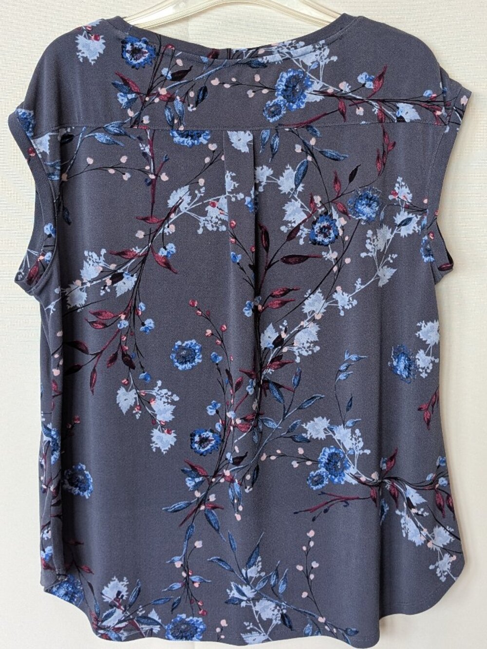 ELLE Gray Floral Cap Sleeve Top - Picture 3 of 5